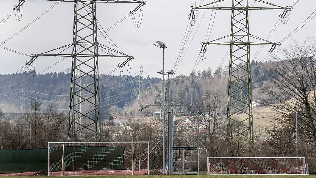 Der Stromkonzern Axpo hat vom Anstieg der Preise am europäischen Strommarkt profitiert und deutlich mehr Gewinn ausgewiesen - im Bild Strommasten in Beznau. (Archiv)