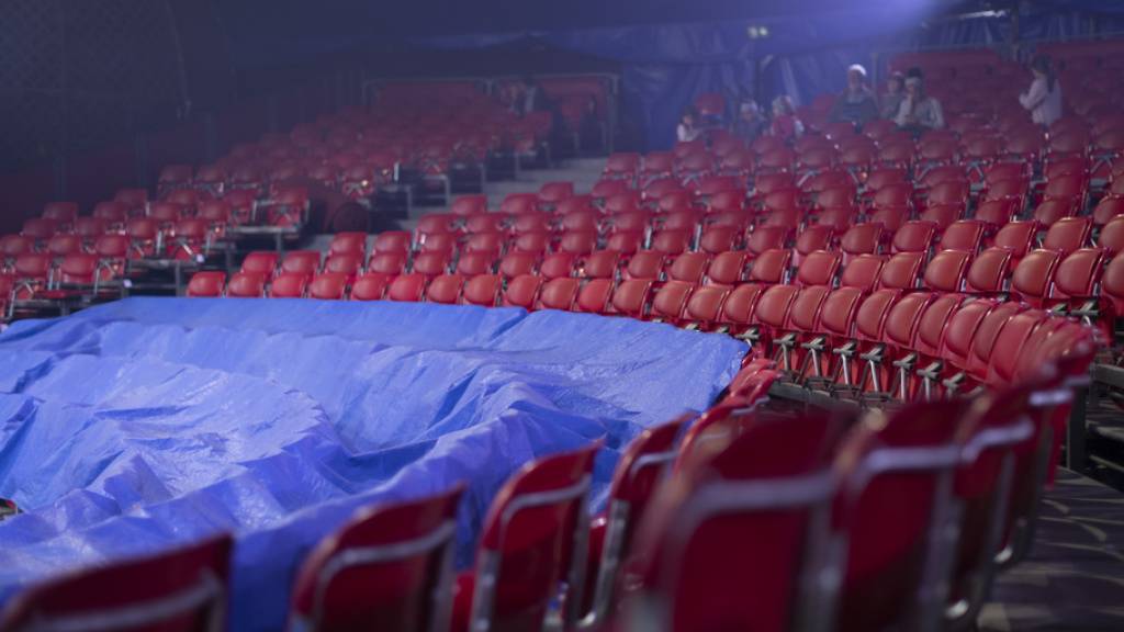 Leere Stühle im Zelt des Circus Knie: So wünscht sich keiner den Schweizer National-Circus. Wegen der Pandemie muss die Familie nun auch die Gastspiele in Zürich, Basel und Winterthur absagen. Die Zwangspause dauert sicher bis 3. Juli. (Archivbild)