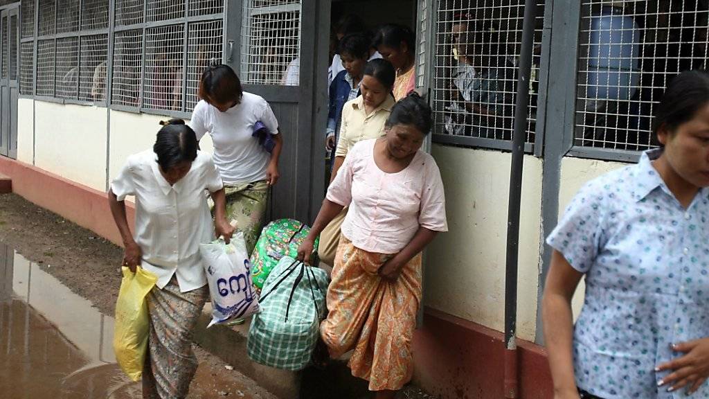 Häftlinge verlassen ein Gefängnis in Rangun in Myanmar. (Archivbild)