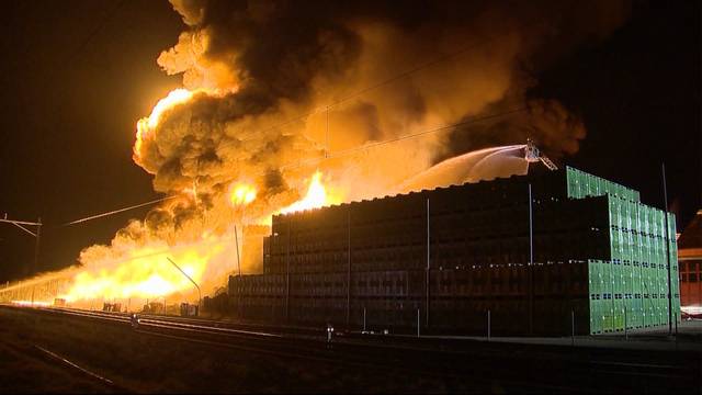 30'000 Plastikbehälter von Obsthändler in Brand