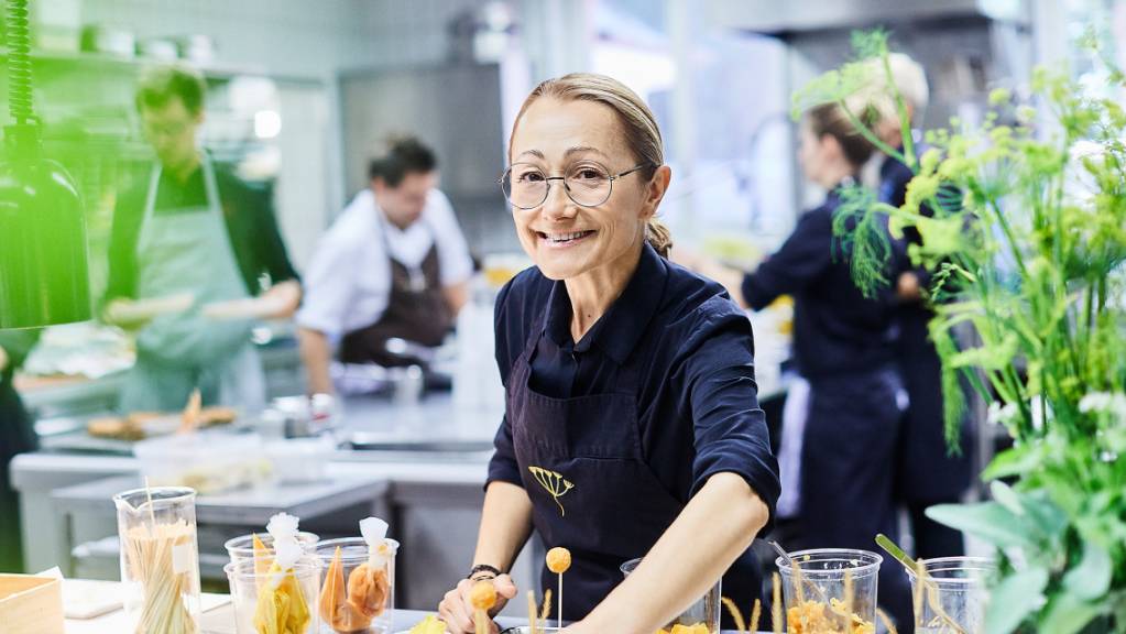 Höchstes Lob bekommt Tanja Grandits mit ihrem Basler Restaurant «Stucki» vom Gastroführer GaultMillau - neben ihrer spannenden Küche auch als motivierende Chefin. 2020 erhält sie den 19. Punkt und gehört damit als einzige Frau zu einem exklusiven Zirkel von acht Schweizer Spitzenbeizen.
