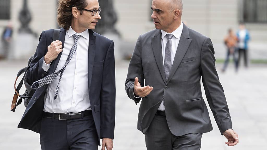 Gesundheitsminister Alain Berset (rechts) wusste von engen Kontakten seines damaligen Kommunikationschefs Peter Lauener mit Ringier-CEO Marc Walder. Jedoch hat Berset laut der parlamentarischen Oberaufsicht keine Indiskretionen in Auftrag gegeben. (Archivbild)