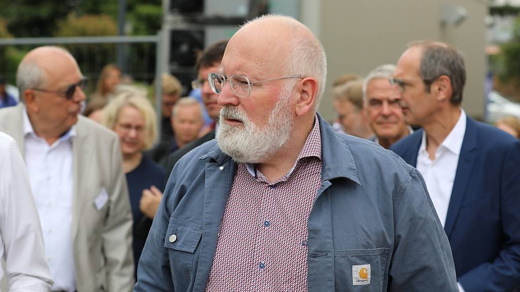 Frans Timmermans (M), EU-Kommissionsvize besucht das St. Antonius Krankenhaus. Die Niederländische Grüne und Sozialdemokraten bilden nun eine gemeinsame Liste. Als möglicher gemeinsamer Spitzenkandidat gilt Frans Timmermans. Foto: Sascha Thelen/dpa