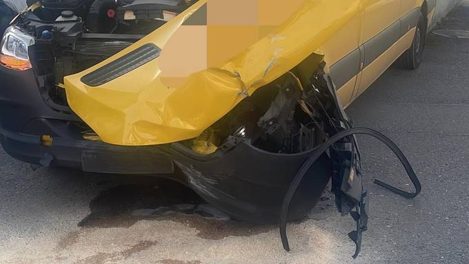 Lieferwagenfahrer kollidiert mit Zug – Lenker leicht verletzt