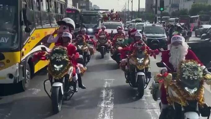 Verkleidete Polizei verbreitet Weihnachtsstimmung in Peru