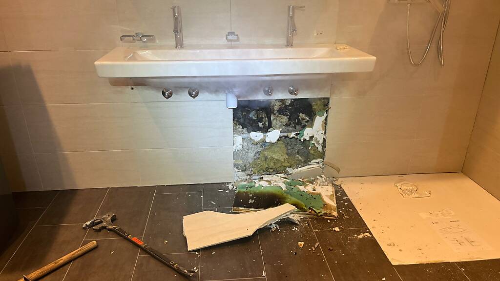 Nach dem Bohren von Löchern im Badezimmer am Freitagabend entwickelte sich in der Nacht ein Mottbrand in der Wand.
