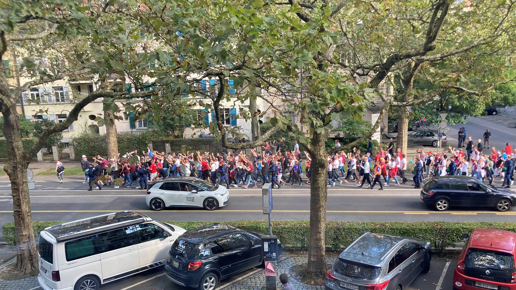 Fans des RB Leipzig ziehen via Nordring in Richtung Wankdorfstadion.