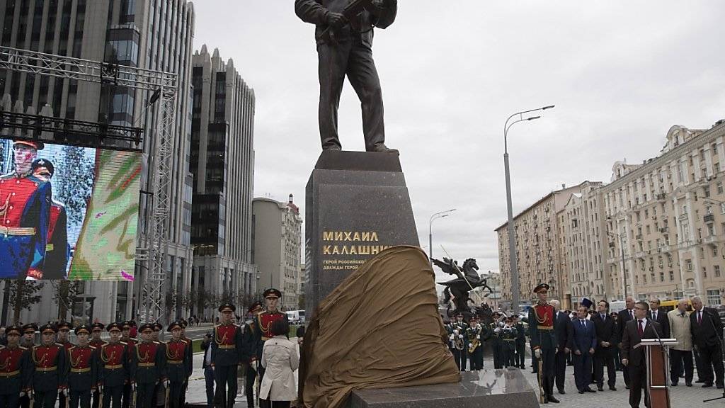 Bei einer Zeremonie war das Kalaschnikov-Monument im Zentrum Moskaus am Dienstag enthüllt worden. Schon kurz darauf entdeckten Experten einen peinlichen Fehler am Werk.
