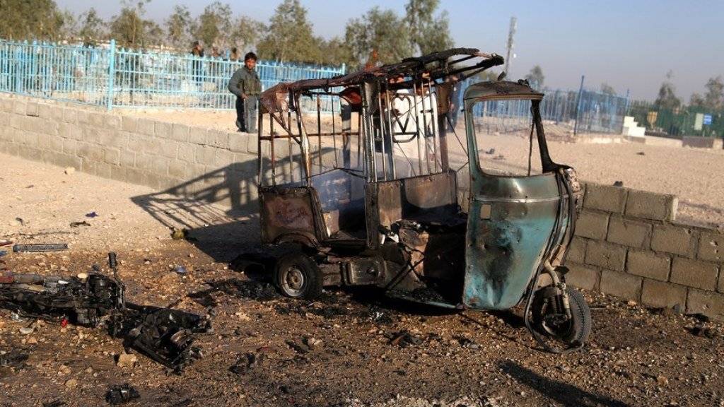 Bei einem Anschlag auf das Begräbnis eines regionalen Politikers im Osten Afghanistans sind mindestens 15 Menschen ums Leben gekommen. Die Bombe explodierte in diesem parkierten Motorrad mitten in der Trauergesellschaft.