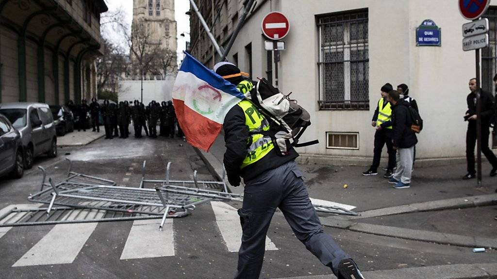 Bei Protesten der «Gelbwesten» in Paris ist es erneut zu Zusammenstössen mit der Polizei gekommen.