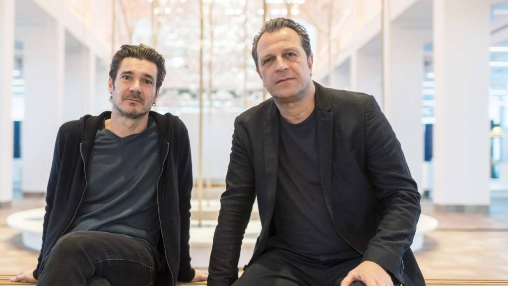 Zwei vom Desginertrio Atelier Oï: Armand Louis, links, und Aurel Aebi, rechts, führen seit 35 Jahren gemeinsam mit Patrick Reymond das Design- und Architekturstudio. Nun gibt es für sie den Schweizer Grand Prix Design. (Archivbild)