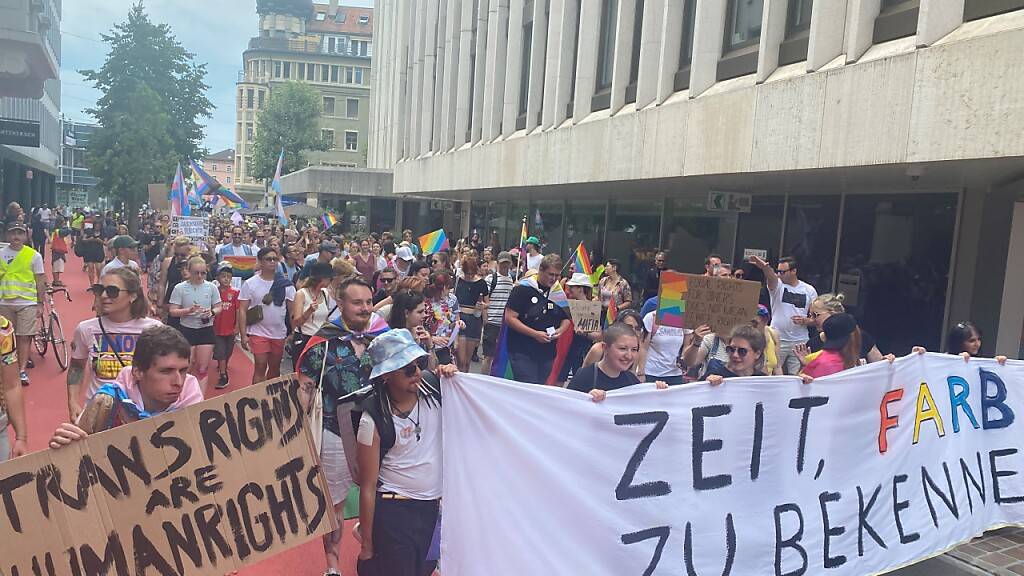An der ersten St. Galler «Pride» zogen nach Angaben der Organisatoren 2500 Personen durch die Innenstadt.