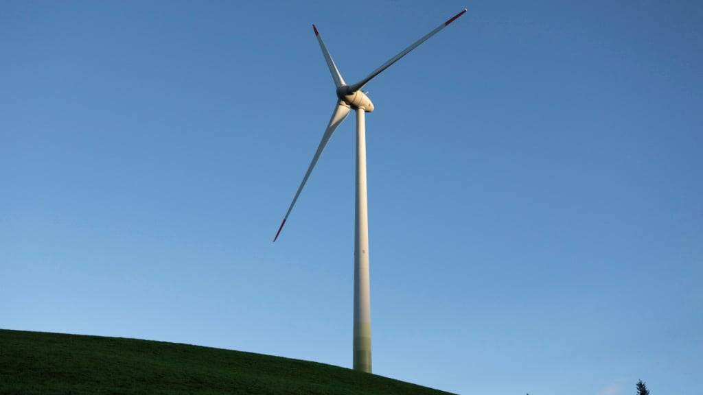 Im Kanton Schaffhausen wird das Verfahren zum Bau von grossen Windkraftanlagen vereinfacht. Die Stimmberechtigten haben einer entsprechenden Gesetzesrevision deutlich zugestimmt. (Symbolbild)