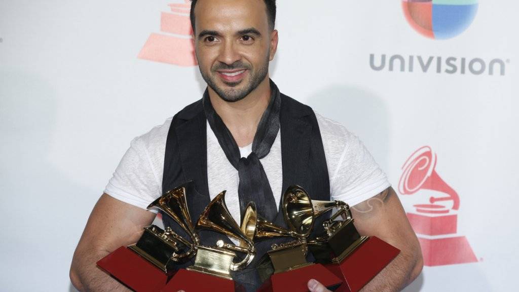 Mehr als vier Grammys könnte er sowieso nicht halten: Der Puertoricaner Luis Fonsi gewann an den 18. Latin Grammy Awards in Las Vegas mit seinem Hit «Despacito» gleich vier Preise.