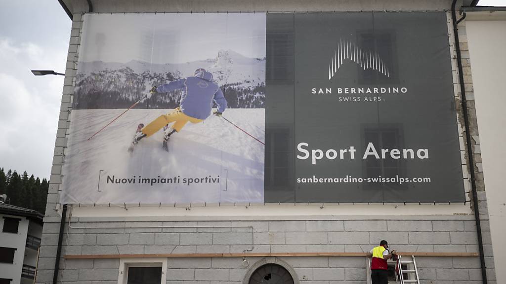 Am 27. Dezember will die San Bernardino Swiss Alps AG diverse Skilifte im Bündner Bergdorf wiedereröffnen. (Archiv)