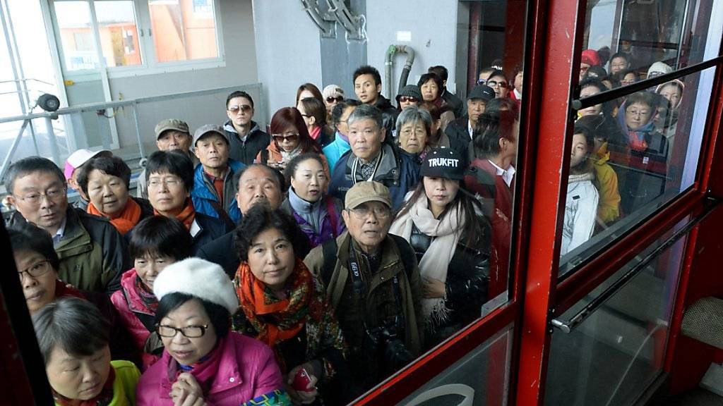 Chinesische Touristen warten auf die Titlisbahn: Sie haben die Schweizer Hotellerie im September vor Schlimmerem bewahrt (Archiv).