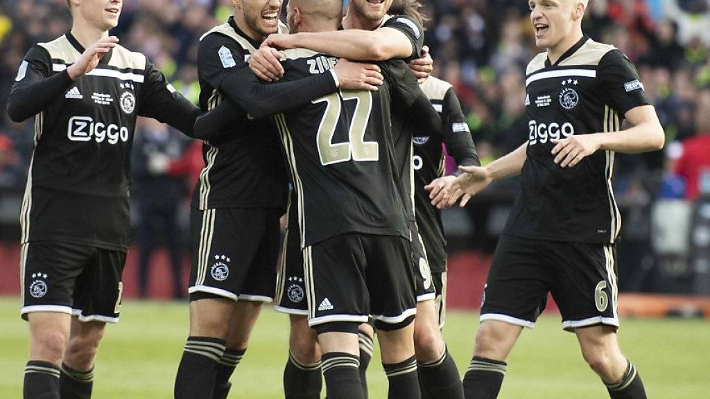 Ajax freut sich über das 2:0 von Klaas-Jan Huntelaar