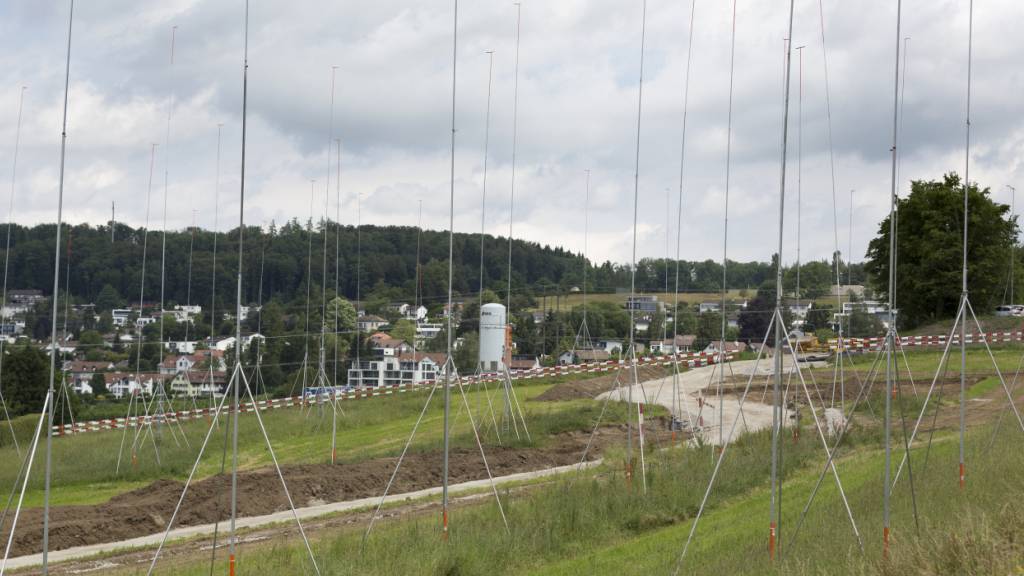 Die Zahl der Gebäude und versiegelten Flächen ausserhalb der Bauzone darf gegenüber Ende September 2023 noch um zwei Prozent zunehmen. Das hat der Bundesrat entschieden. (Archivbild)