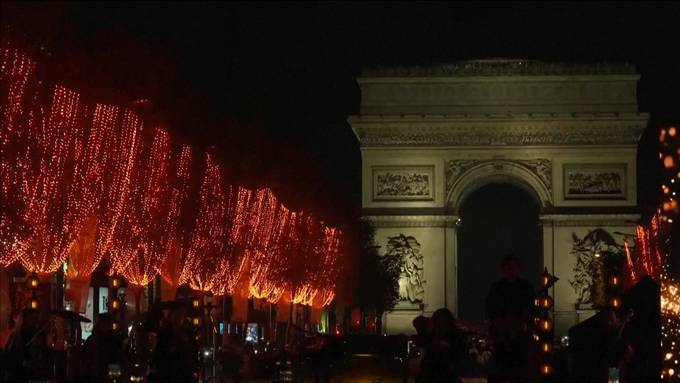 Festtagsstimmung in Paris: Weihnachtsbeleuchtung an der Champs-Élysées angeknipst