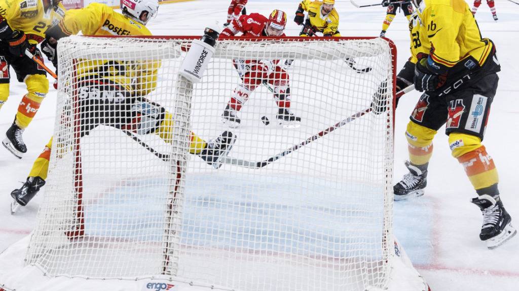 Die  Siegsicherung: Sandro Forrer (in rot vor dem Tor) schiesst 95 Sekunden vor Schluss zum 4:2 für die Lakers ins leere Tor