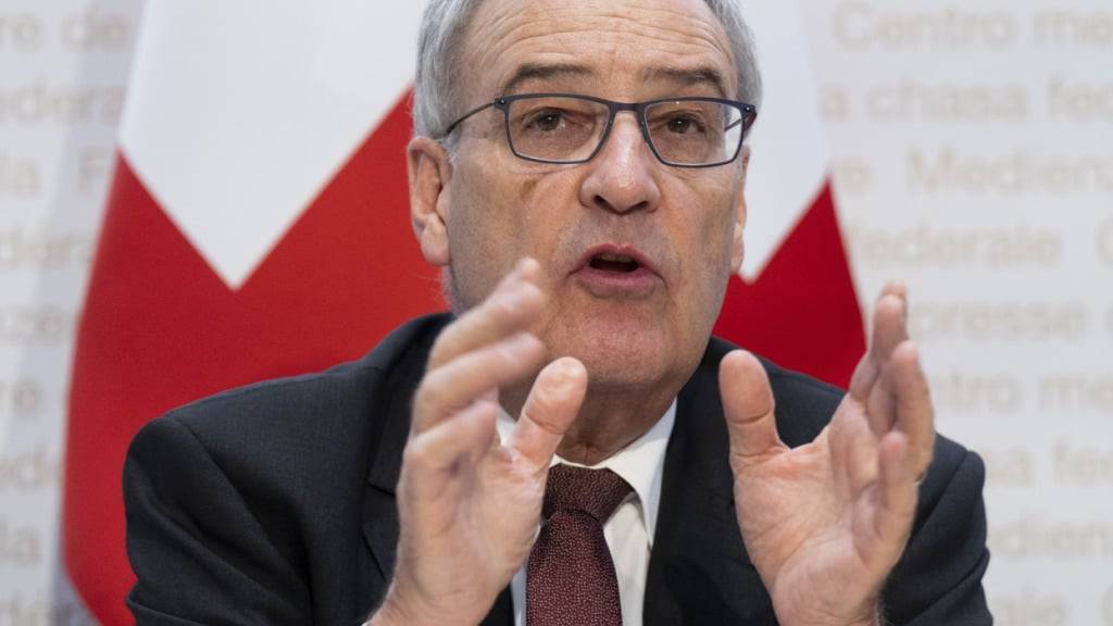Wie Wirtschaftsminister Guy Parmelin Anfang August angekündigt hat, sieht der Bundesrat die Verlängerung der Kurzarbeit als ein Rezept gegen die hohen US-Zölle. (Archivbild)