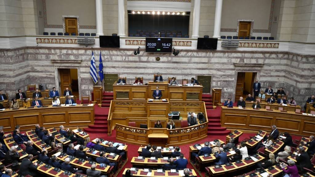 Nach der Verabschiedung des Gesetzes ist Griechenland das erste mehrheitlich christlich orthodoxe Land, das die standesamtliche Ehe zwischen gleichgeschlechtigen Menschen ermöglicht. Foto: Michael Varaklas/AP/dpa