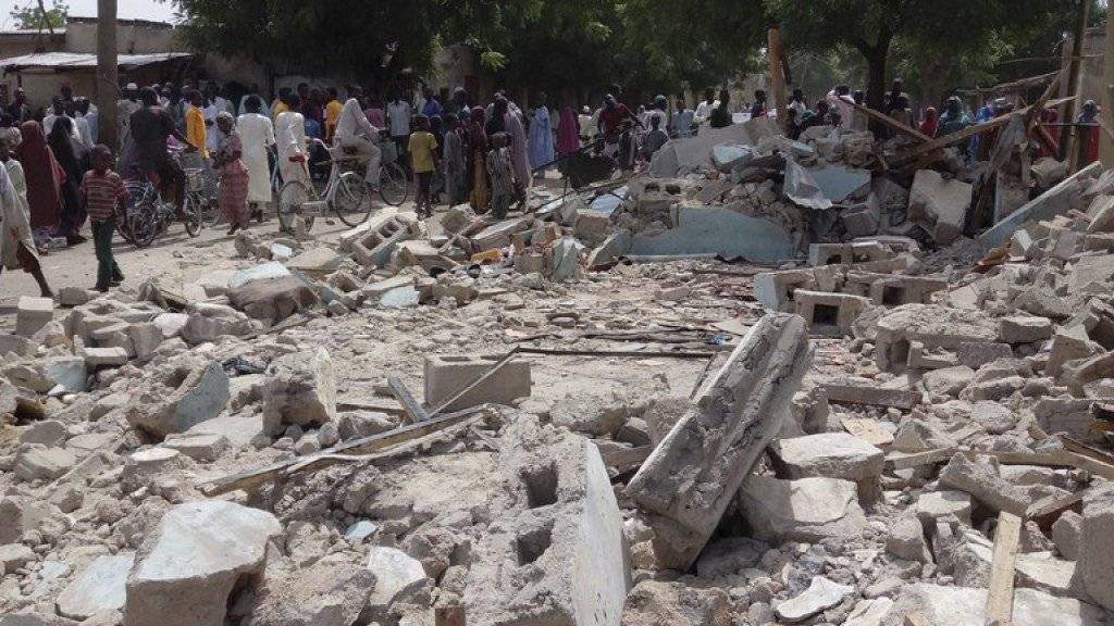 Zerstörung nach einem Bombenanschlag durch eine Attentäterin in Maiduguri, Nigeria, im Juli 2017. (Archivbild)