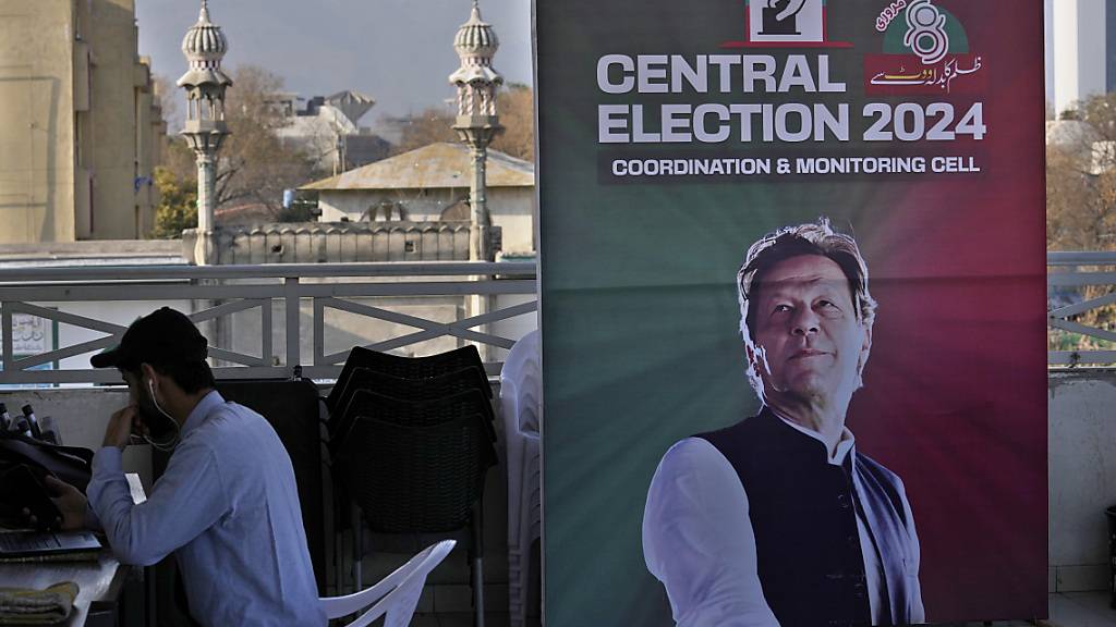 Ein Plakat mit dem Bild des inhaftierten Ex-Premiers Imran Khan in Islamabad. Pakistans Wahlen waren überschattet von Internetsperren und Manipulationsvorwürfen. Foto: Anjum Naveed/AP/dpa