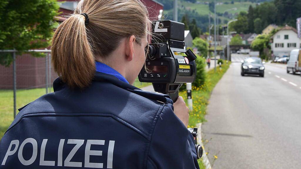 Die Kantonspolizei St.Gallen bei einer Geschwindigkeitskontrolle.