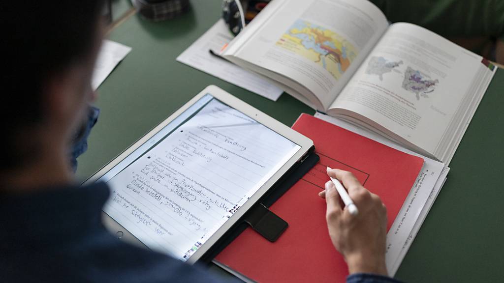In Schweizer Gymnasien sollen einheitliche Regeln betreffend Schwerpunkte, Länge der Maturität und Austauschprogramme gelten. Der Bundesrat hat eine entsprechende Revision verabschiedet. (Themenbild)