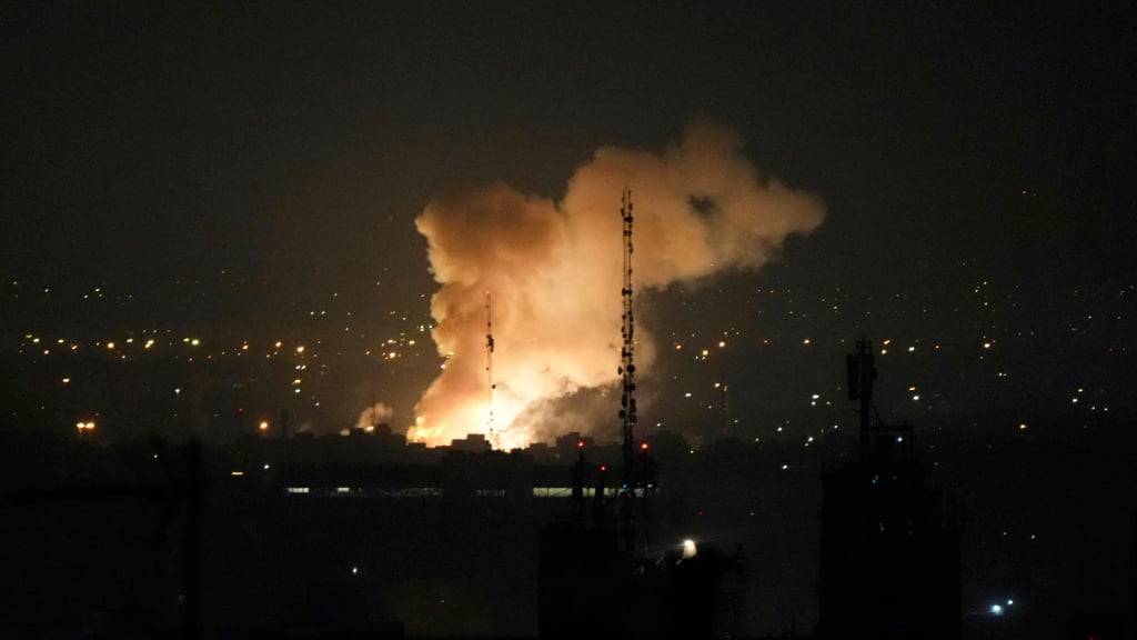 dpatopbilder - Nach einer Explosion in Teheran steigt Rauch auf. Foto: Vahid Salemi/AP/dpa