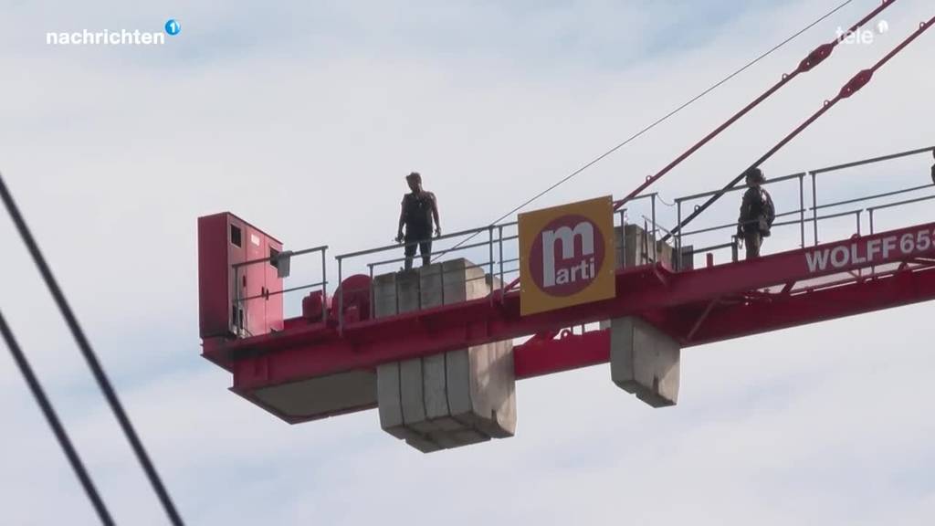 Mann klettert auf Baukran in Oerlikon