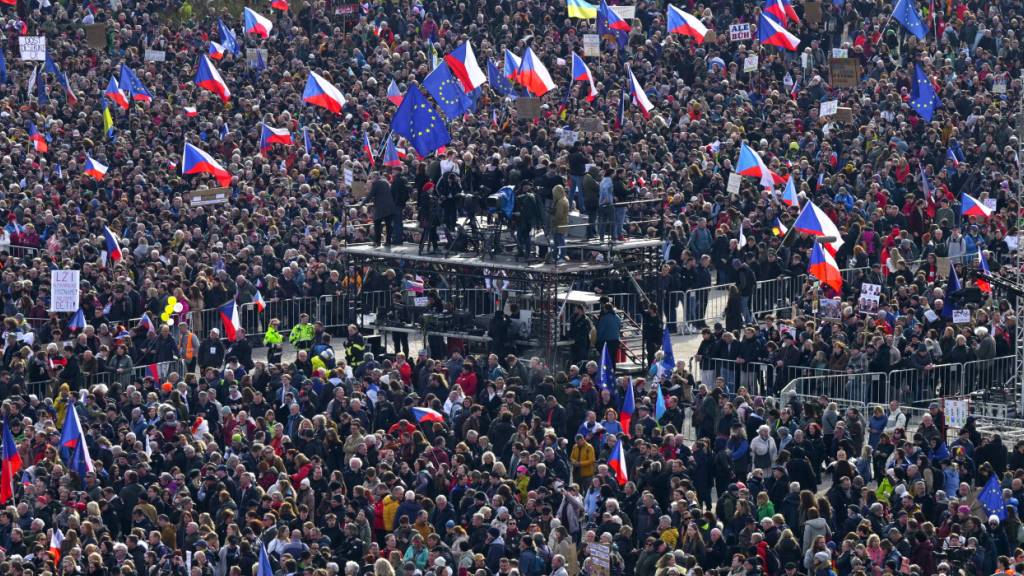Zehntausende demonstrieren gegen Regierung in Prag