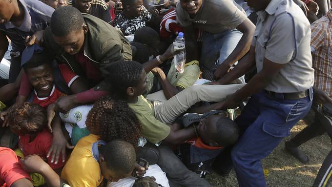 Chaos und Verletzte bei Trauer um Mugabe