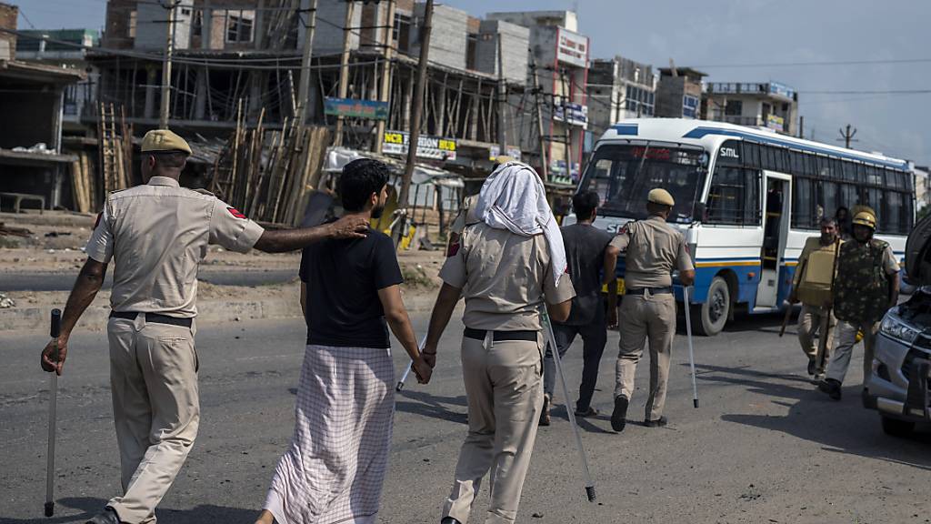 Bei religiösen Auseinandersetzungen in Nordindien sind mehrere Menschen getötet und verletzt worden. Foto: Altaf Qadri/AP/dpa