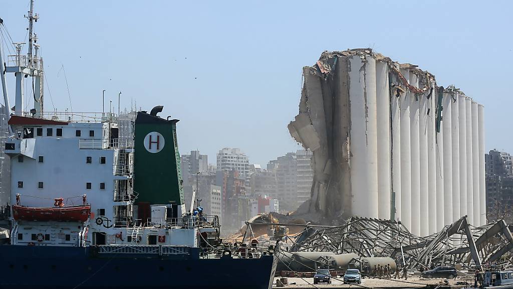 Das Wrack eines Schiffes im Hafen von Beirut. Foto: Marwan Naamani/dpa