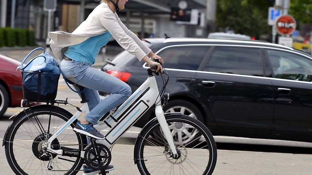 E-Bikes erfreuen sich in der Schweiz grosser Beliebtheit. Wer aber über ein schnelles E-Bike verfügt und damit auf ausländlichen Strassen herumfahren will, muss die strengeren Vorschriften in den Nachbarländern beachten. So ist ein Motorradhelm Pflicht. (Archivbild)