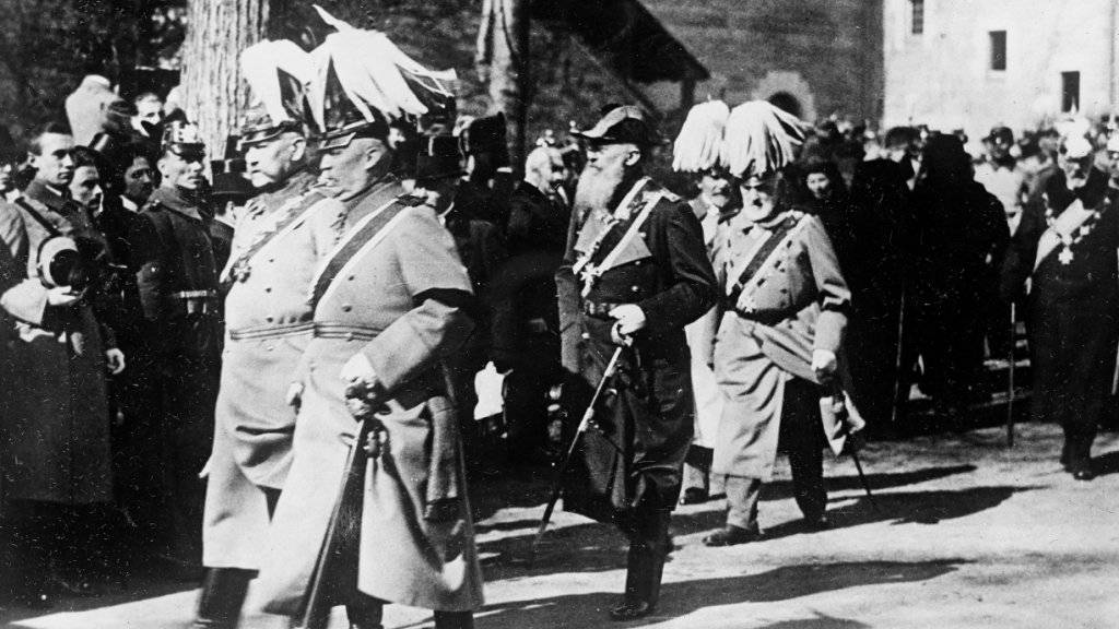 Traum von alter nationaler Grösse wie zu deren Zeiten: Generalfeldmarschall Paul von Hindenburg (ganz links, mit Helmschmuck) mit General Erich Ludendorff im Mai 1921 in Potsdam.
