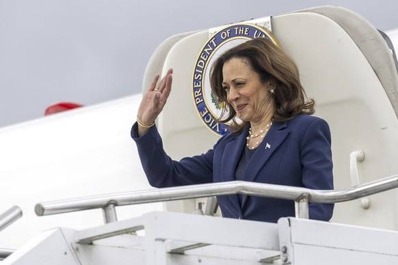 US-Vizepräsidentin Kamala Harris winkt nach der Landung auf dem Flughafen Zürich-Kloten.