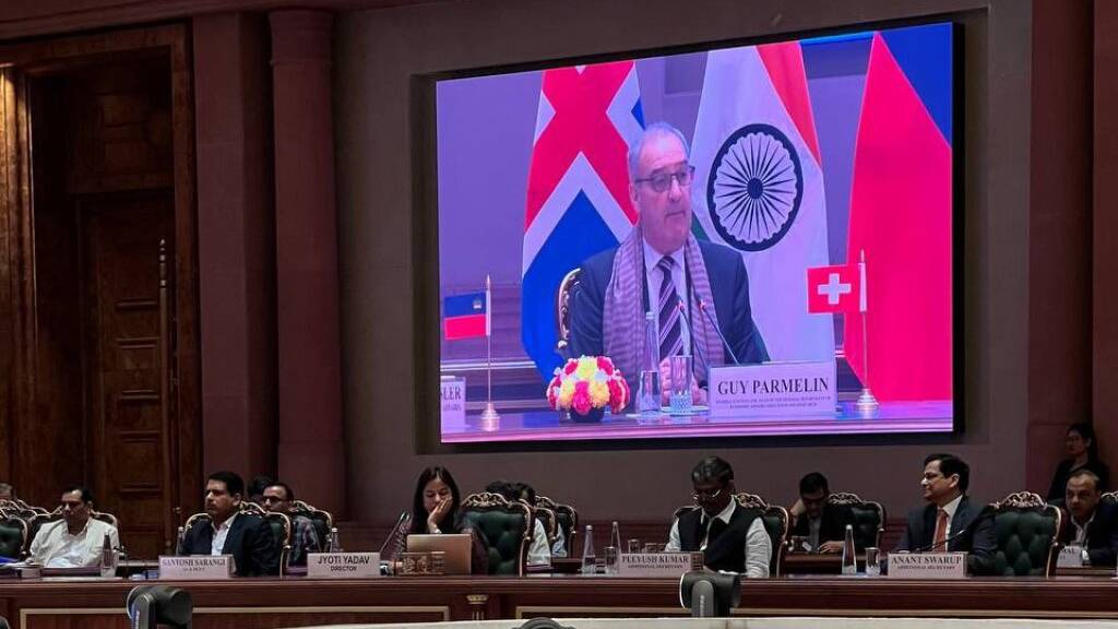 Bundesrat Guy Parmelin und seine Amtskolleginnen und -kollegen aus Island, Liechtenstein und Norwegen haben am Sonntag in Delhi mit dem indischen Handelsminister Piyush Goyal ein Freihandelsabkommen unterzeichnet.