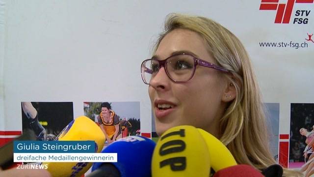 Fans empfangen Giulia Steingruber am Flughafen