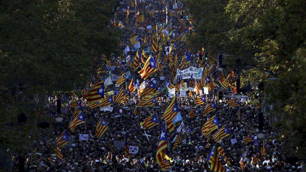 Rund 450'000 Anhänger der Unabhängigkeitsbewegung der spanischen Region Katalonien sind am frühen Samstagabend in Barcelona auf die Strasse.