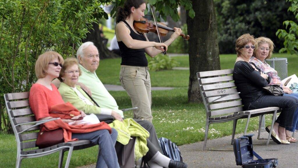 Wer keinen Verstärker einsetzt, darf in Luzern ohne Bewilligung auf den Strassen und Plätzen musizieren. (Symbolbild)