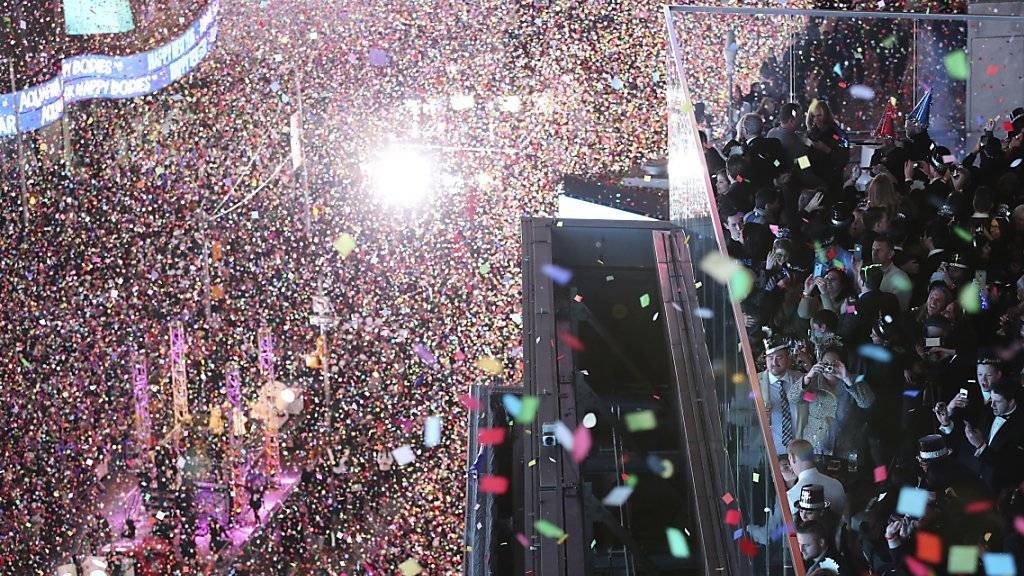 Statt Alkohol und Feuerwerk gab es in New York zum Jahresauftakt den traditionellen «Balldrop», bei dem ein Kristallball erstrahlt.