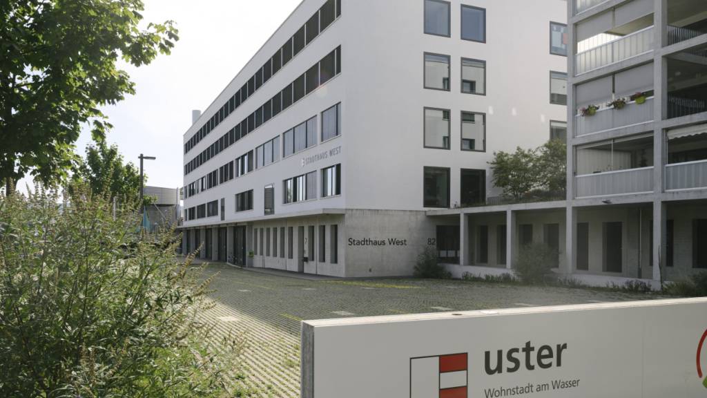 Bei der Stadtpolizei Uster soll es zu Budgetüberschreitungen von rund 1,4 Millionen Franken gekommen sein.  Im Bild: das Stadthaus West, Sitz der Stadtpolizei Uster. (Archivbild)