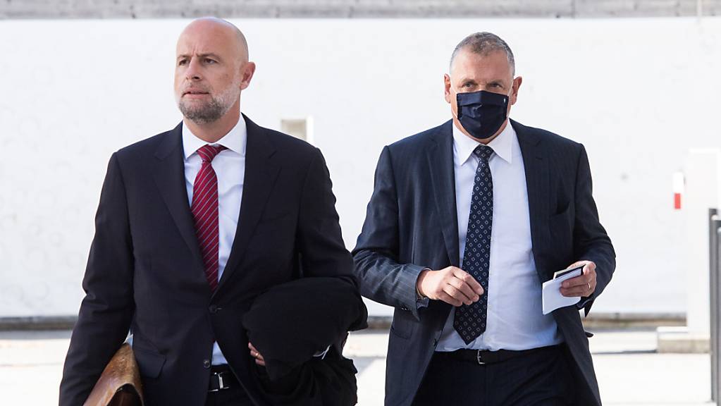 Wegen Urkundenfälschung verurteilt: Der ehemalige Fifa-Generalsekretär Jérôme Valcke (rechts) beim Eintreffen zur Urteilsverkündigung im Bundesstrafgericht in Bellinzona.