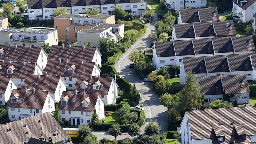 Der Kauf beziehungsweise Besitz von Immobilien treibt sowohl die Schulden als auch die Vermögen der Schweizer an.