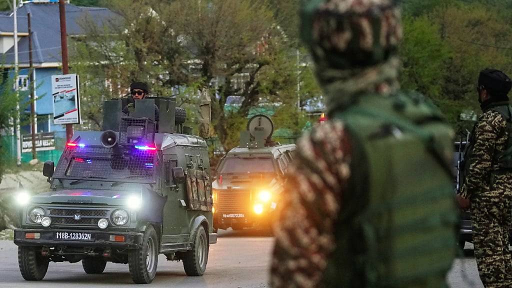 Indische Sicherheitsbeamte patrouillieren in einem gepanzerten Fahrzeug in der Nähe von Pahalgam im Süden Kaschmirs. Foto: Dar Yasin/AP/dpa