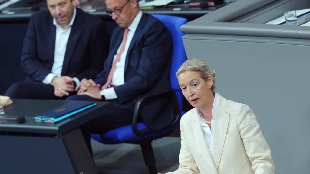Alice Weidel, Fraktionsvorsitzende der AfD, spricht in der Generaldebatte zum Haushalt im Plenum des Bundestags vor Lars Klingbeil (SPD), Bundesminister der Finanzen, Vizekanzler und SPD-Bundesvorsitzender, und Bundeskanzler Friedrich Merz (CDU). Foto: Kay Nietfeld/dpa