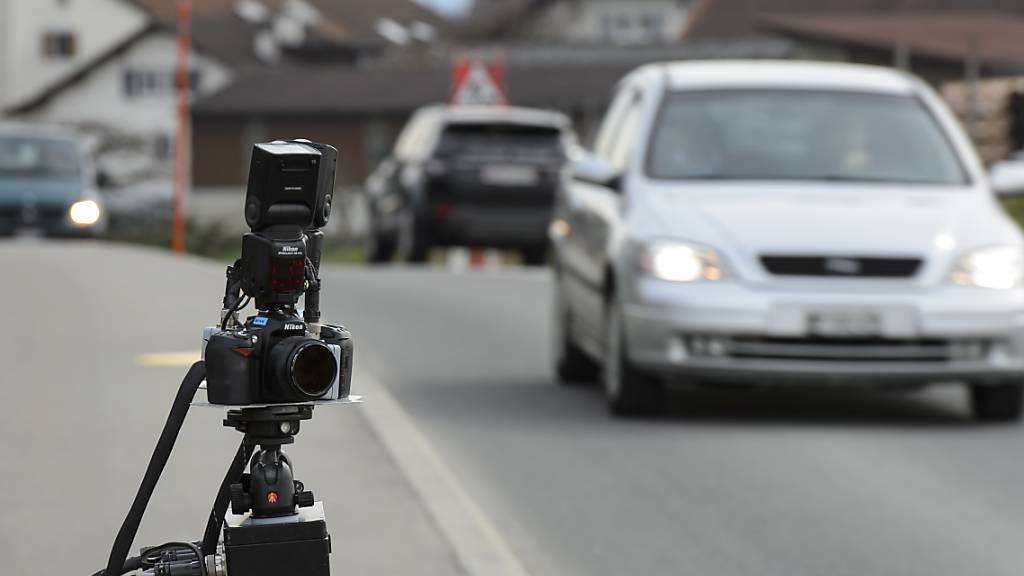 Ein Motorradfahrer wurde bei einer Geschwindigkeitskontrolle in Amriswil TG mit 67 km/h zuviel auf dem Tacho erwischt. (Symbolbild)